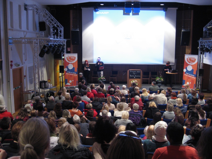 Leif Grytenius och Lisbeth Pedersen delar ut priser på Tankens dag 2013 i Gävle som firades på Bomhus Folkets Hus